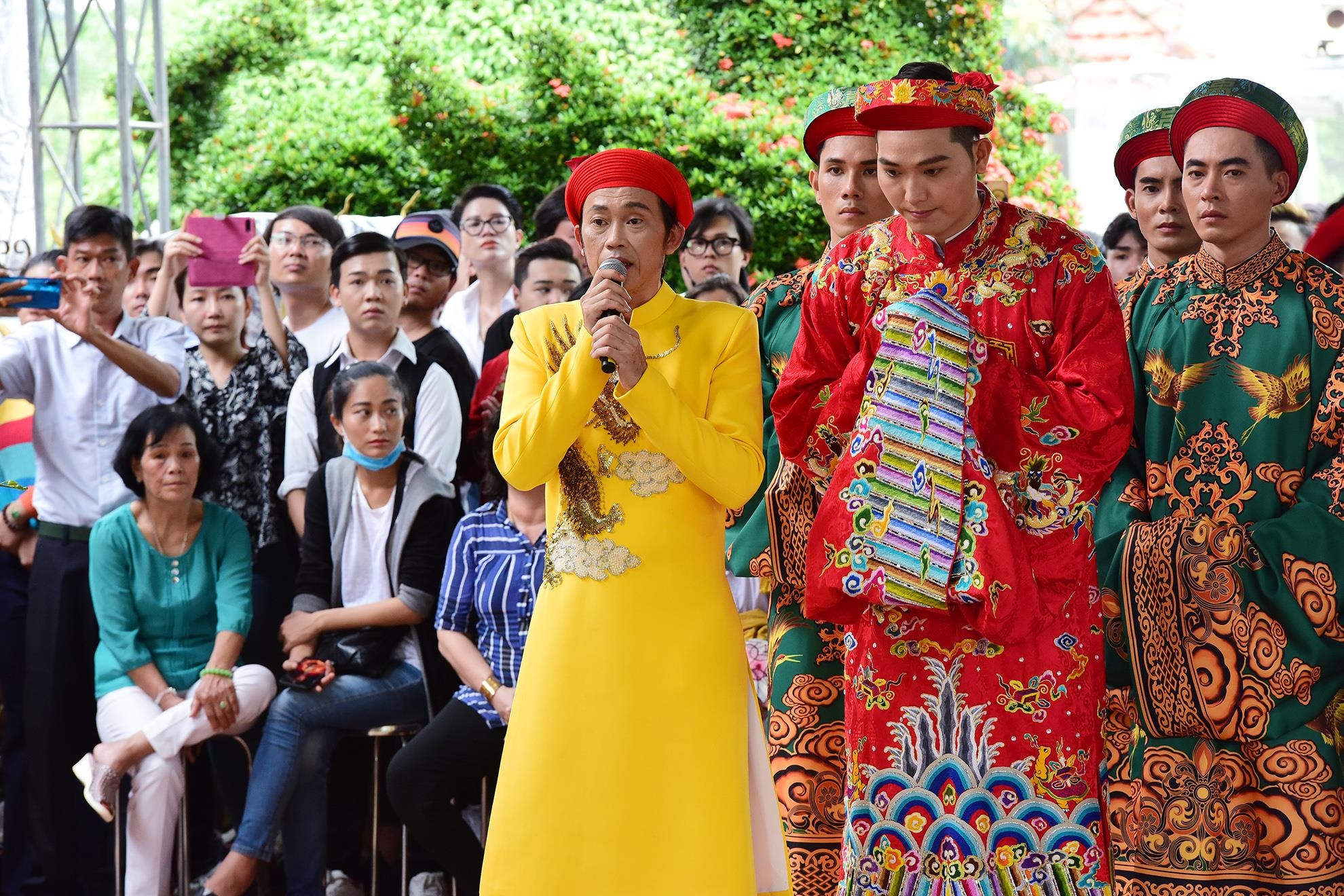 Hoai Linh lam le gio To anh 1