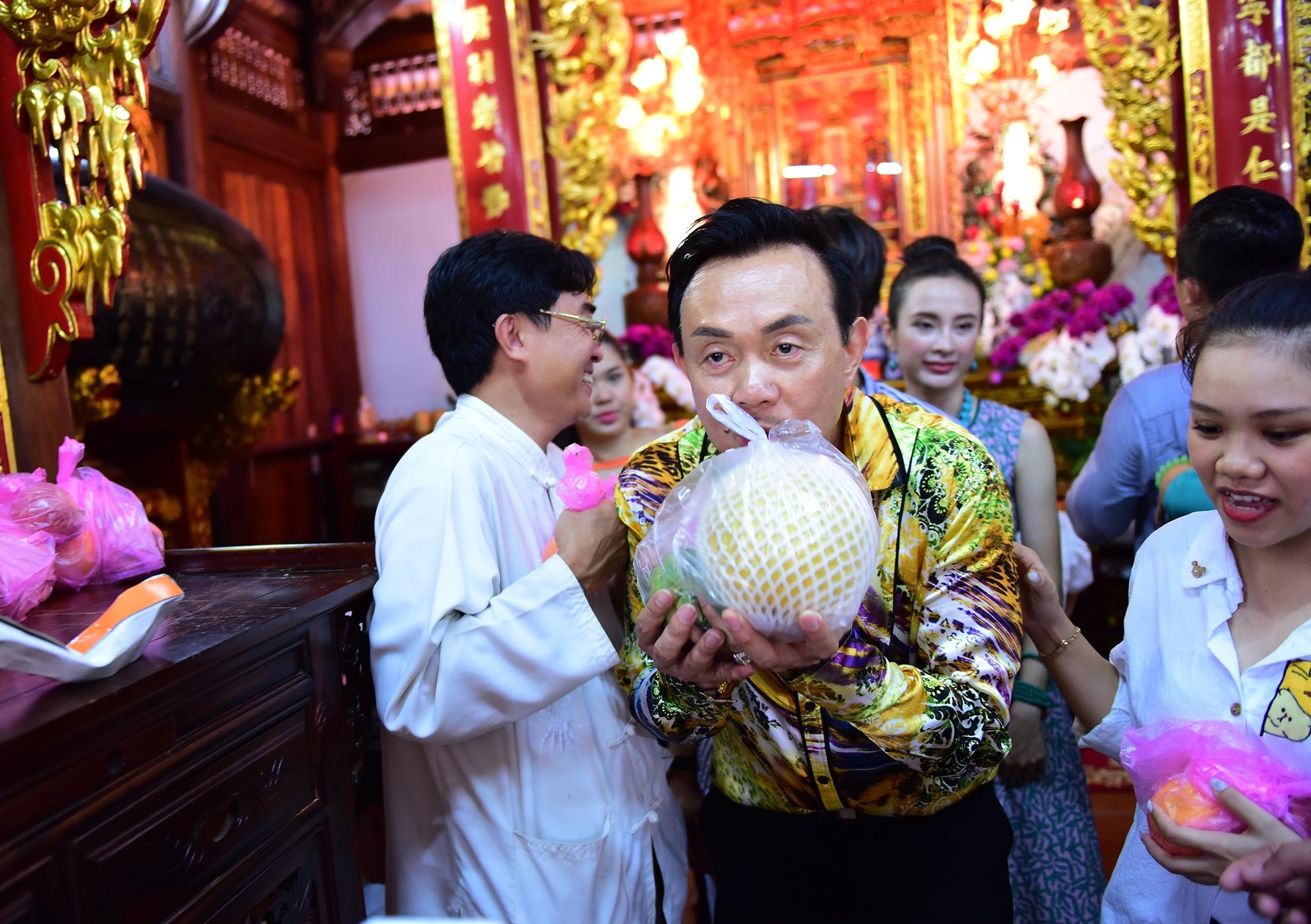 Hoai Linh lam le gio To anh 6