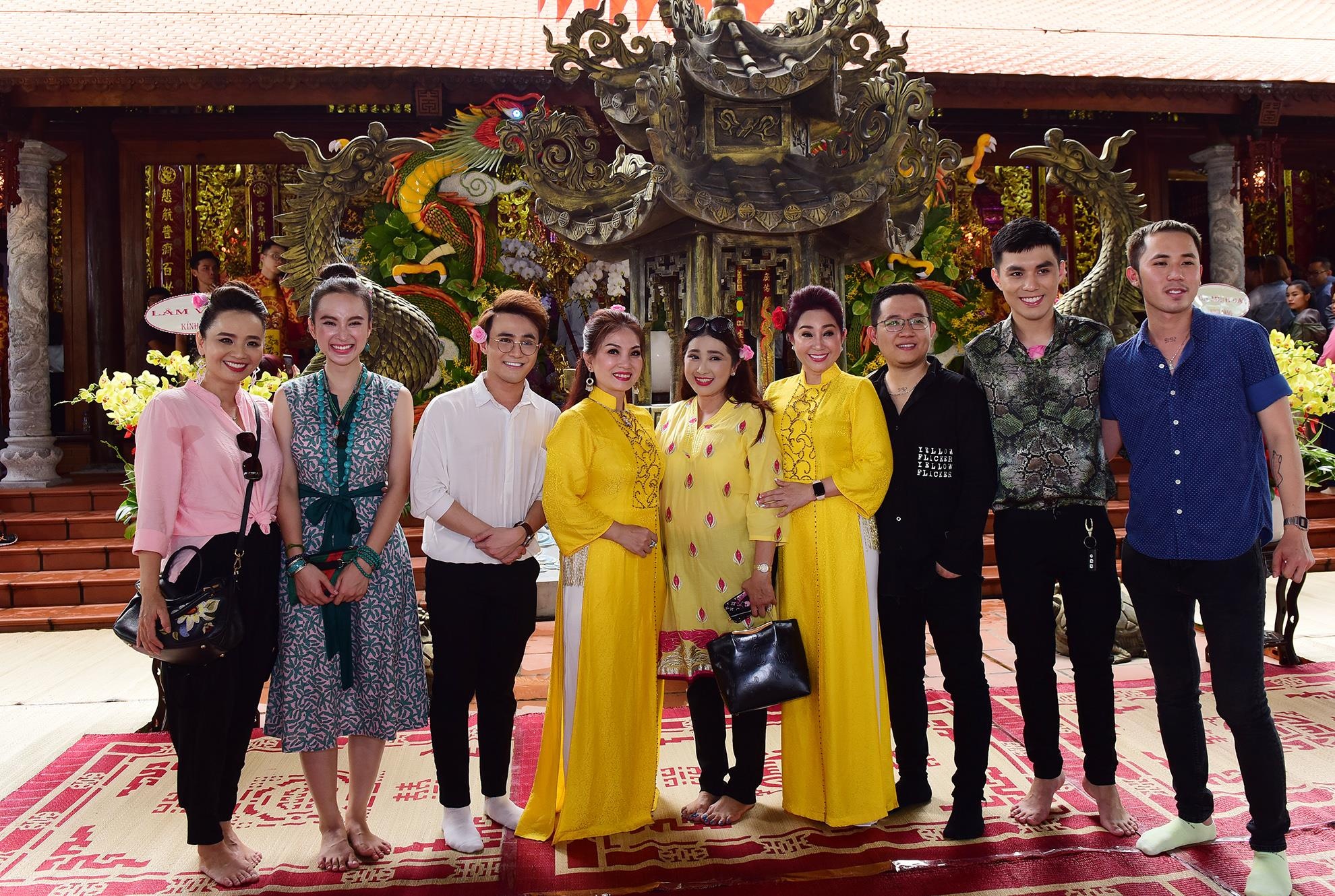 Hoai Linh lam le gio To anh 8