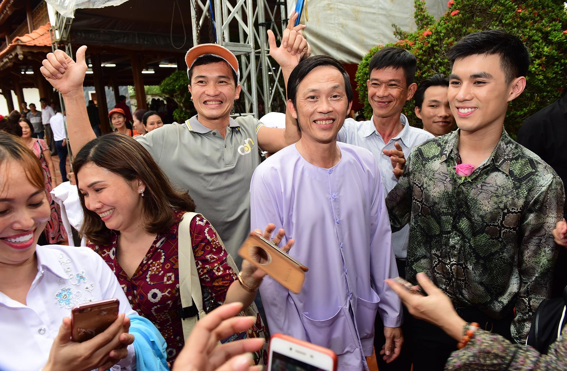 Hoai Linh lam le gio To anh 10