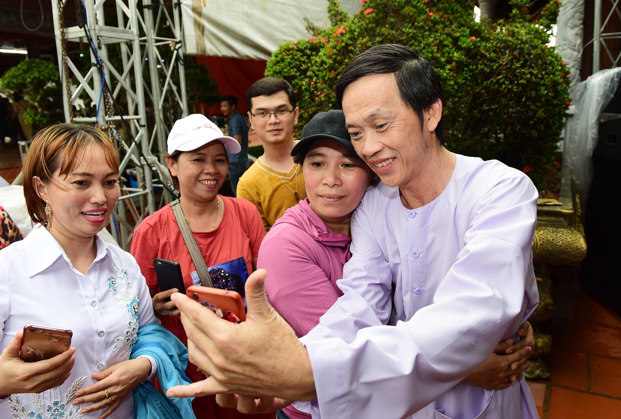 Hoai Linh lam le gio To anh 11