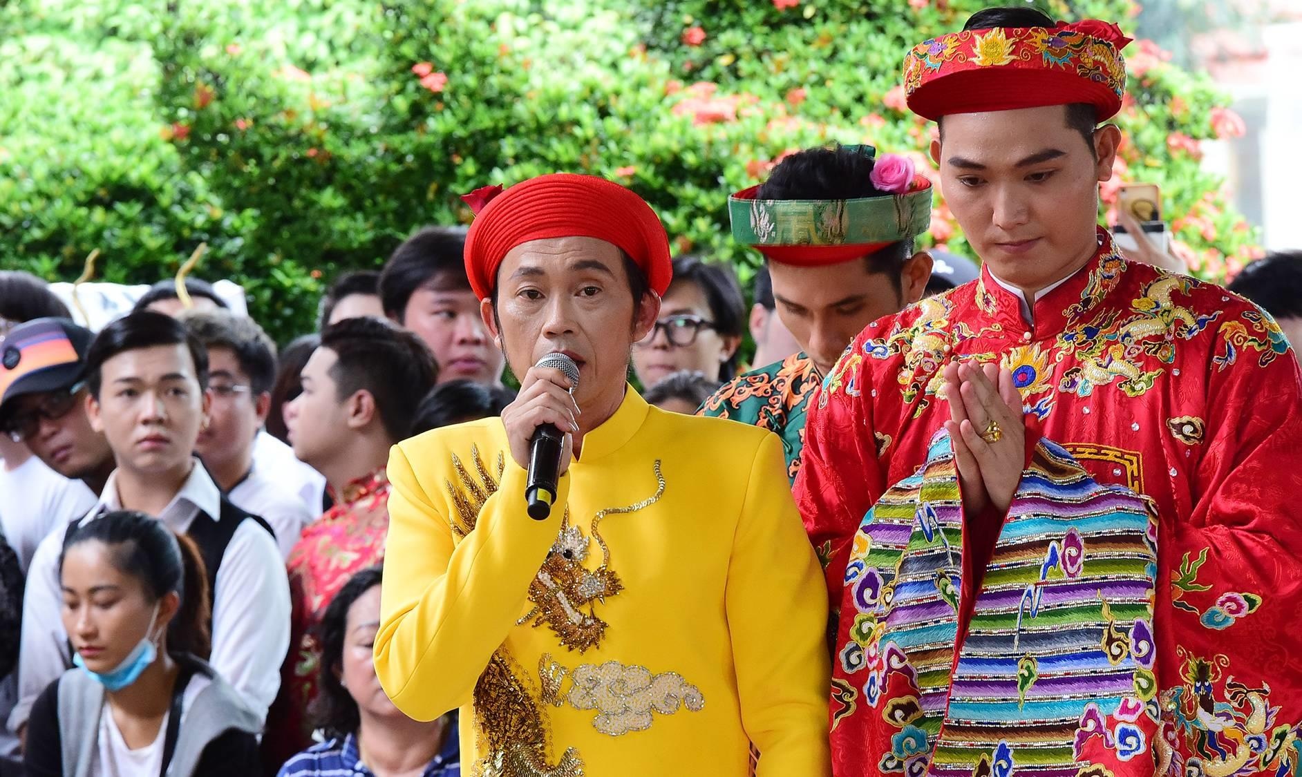 Hoai Linh va nhieu nghe si lam le dang huong To nghe hinh anh