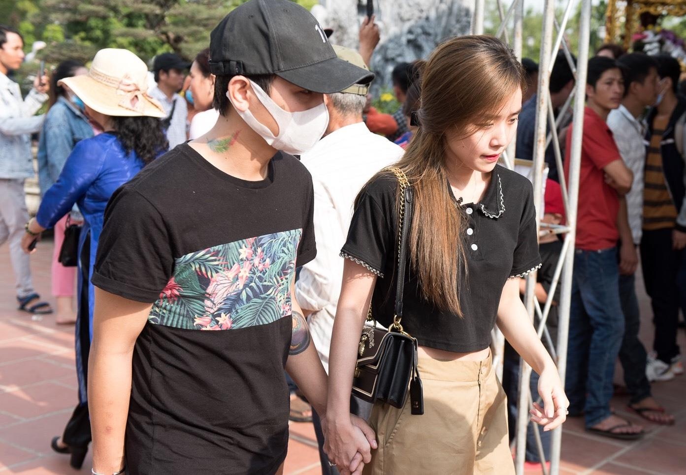 Hoai Lam nam tay vo di le To o nha tho cua Hoai Linh hinh anh