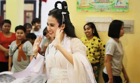 Angela Phuong Trinh hoa chi Hang, Hoa Minzy ben ban trai dem Trung thu hinh anh