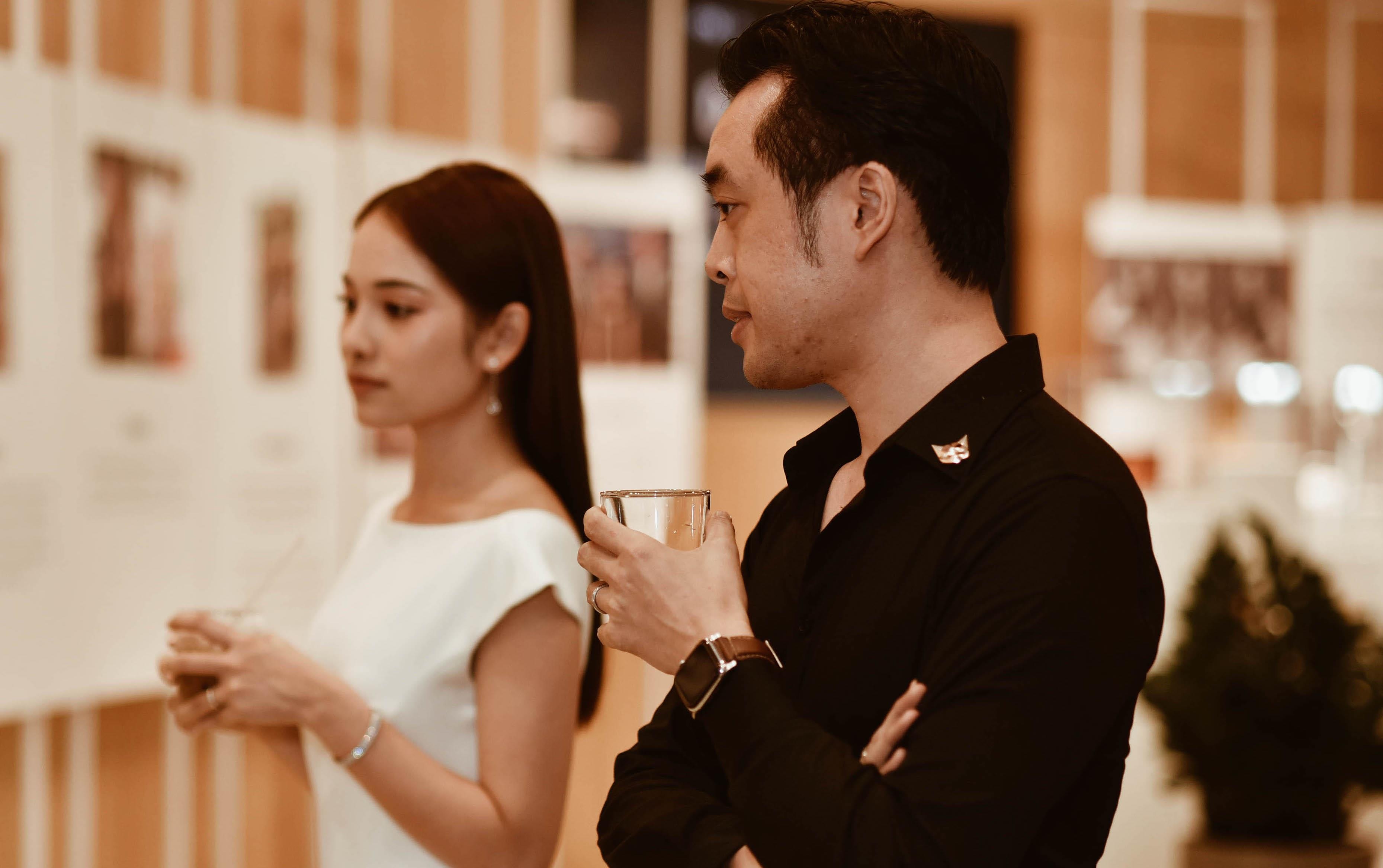 Duong Khac Linh cham mat tinh cu Trang Phap o trien lam anh Thu Minh hinh anh