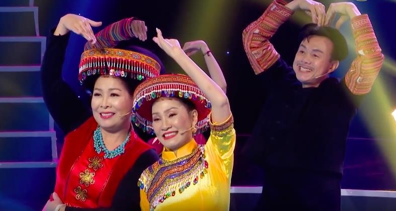 Hong Van doc rap, Chi Tai va Hong Dao hat 'De Mi noi cho ma nghe' hinh anh