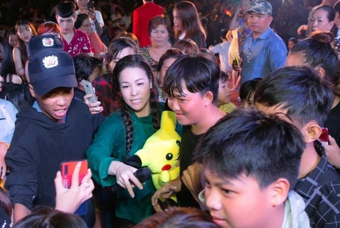 Nhat Kim Anh duoc khan gia vay kin anh 6