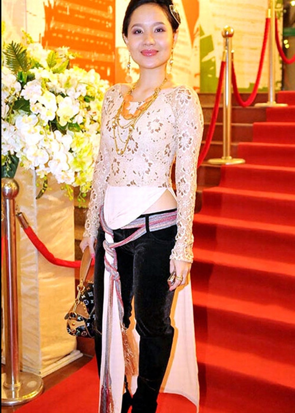 Sao Viet bi chi trich mac ao dai phan cam anh 9