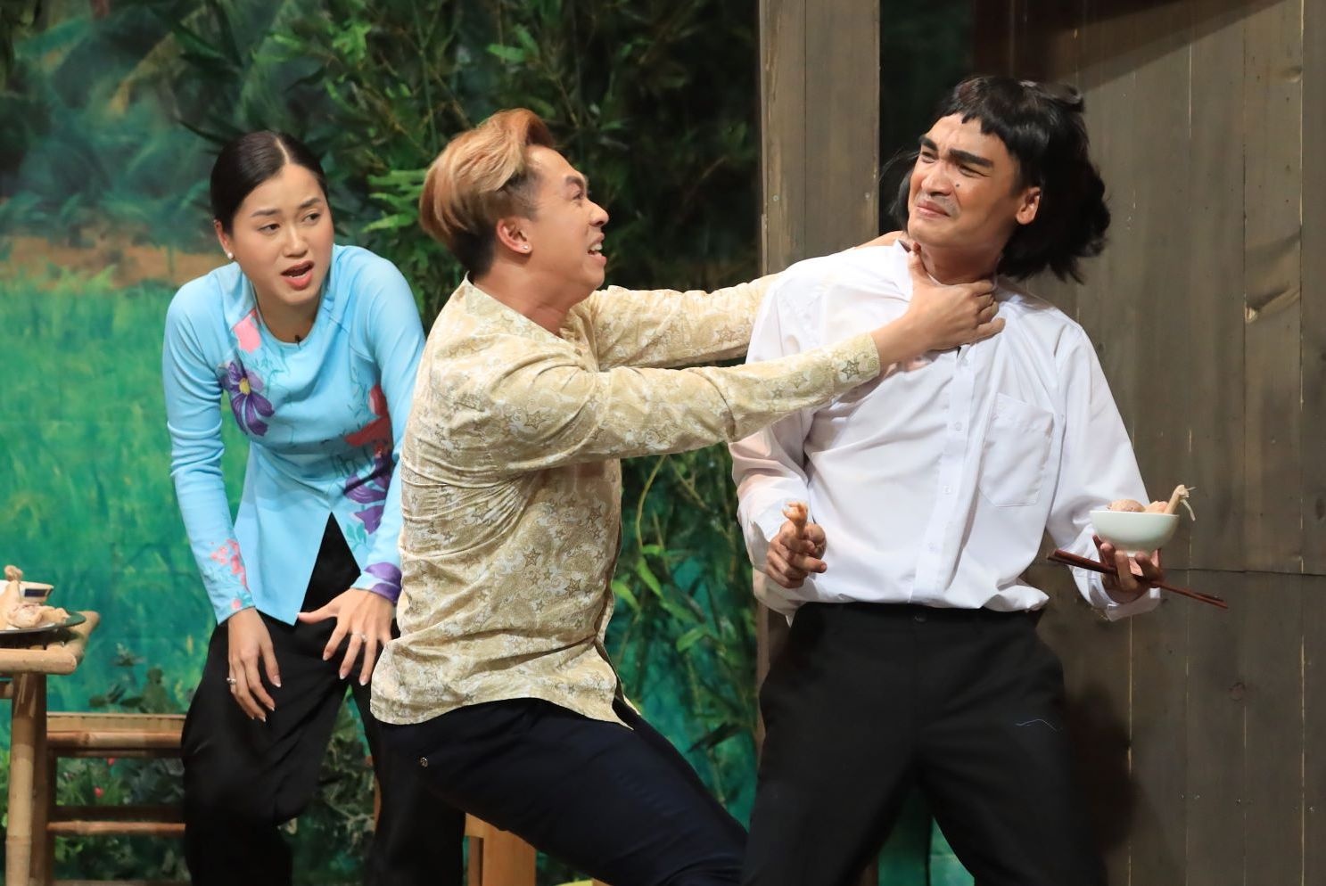 Mac Van Khoa bi Ho Viet Trung bop co anh 1