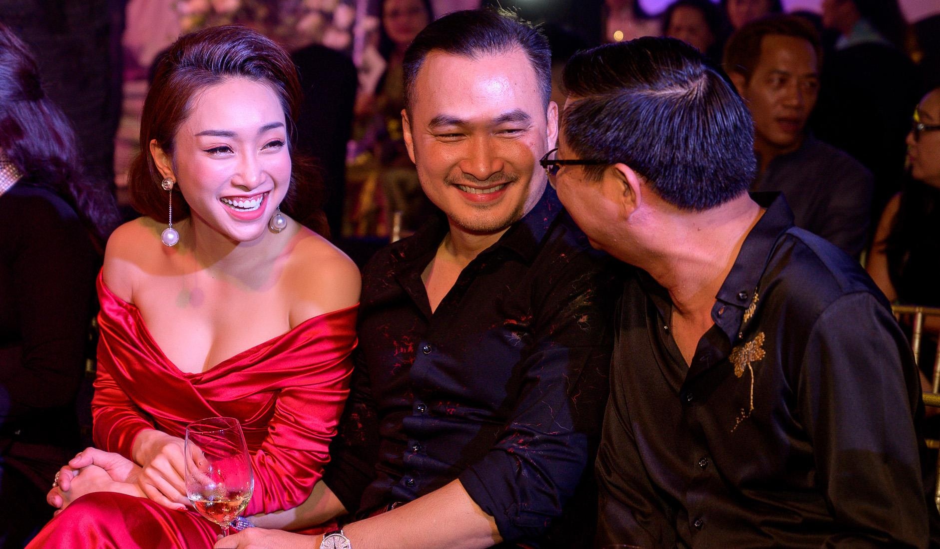 Cuoc song kin tieng cua Chi Bao va nghi van co ban gai moi hinh anh