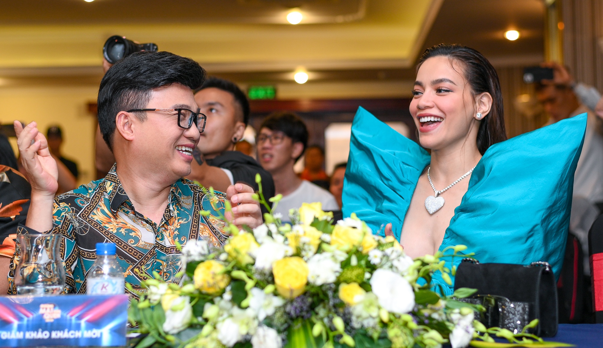 Ho Ngoc Ha ngoi ghe nong cung Quang Linh hinh anh