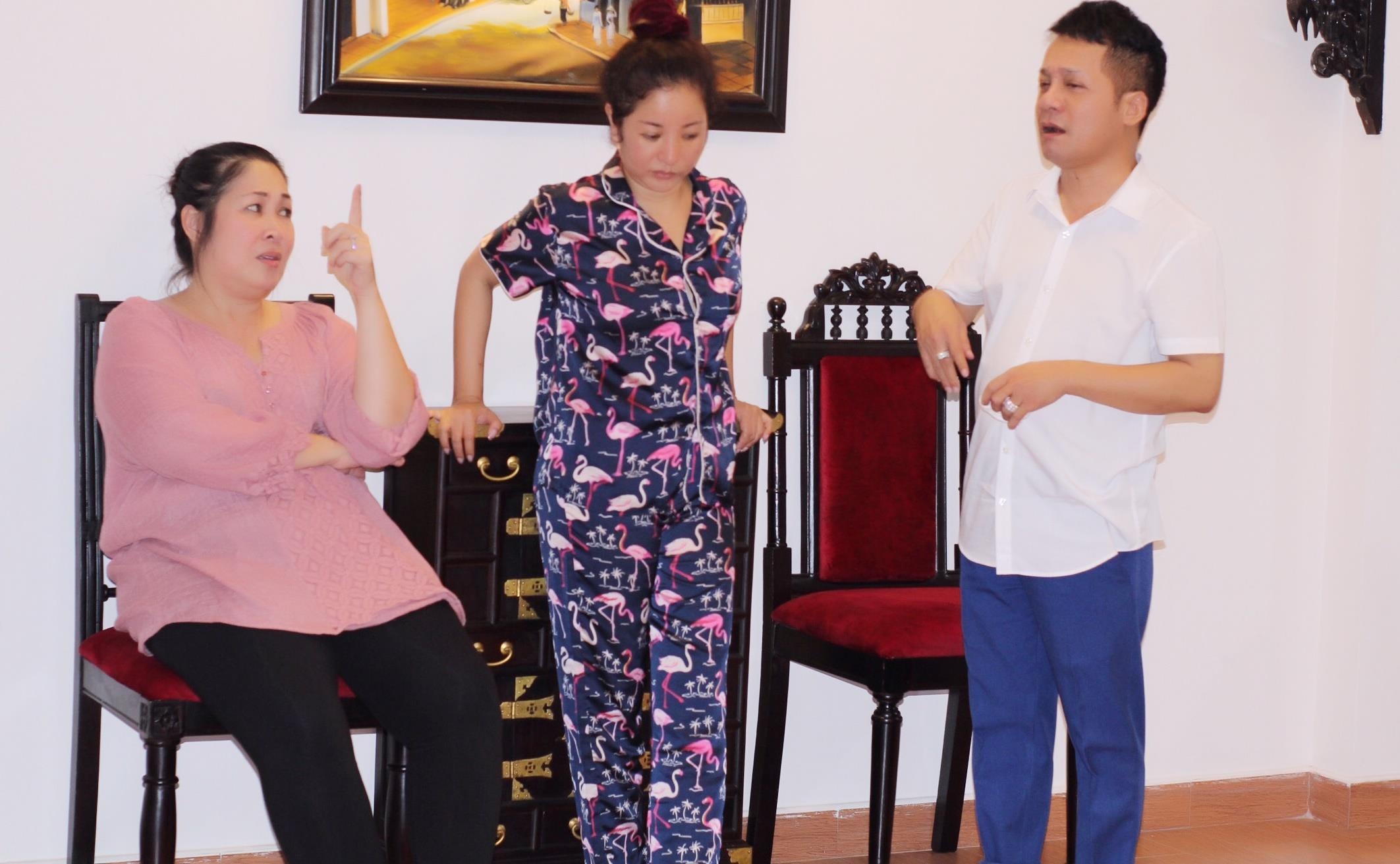 Minh Nhi, Thuy Nga tap kich xuyen dem hinh anh