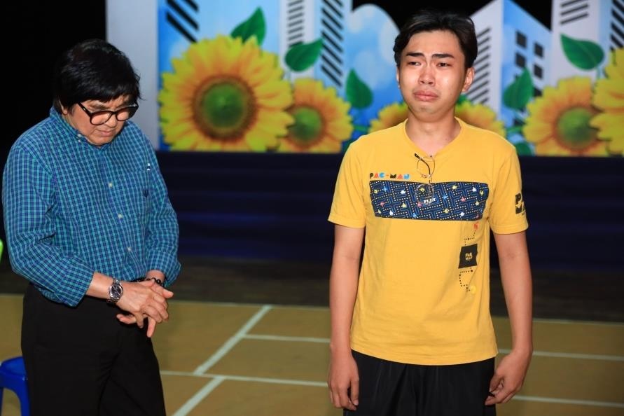 Cay hai Minh Du tap hat cai luong hinh anh