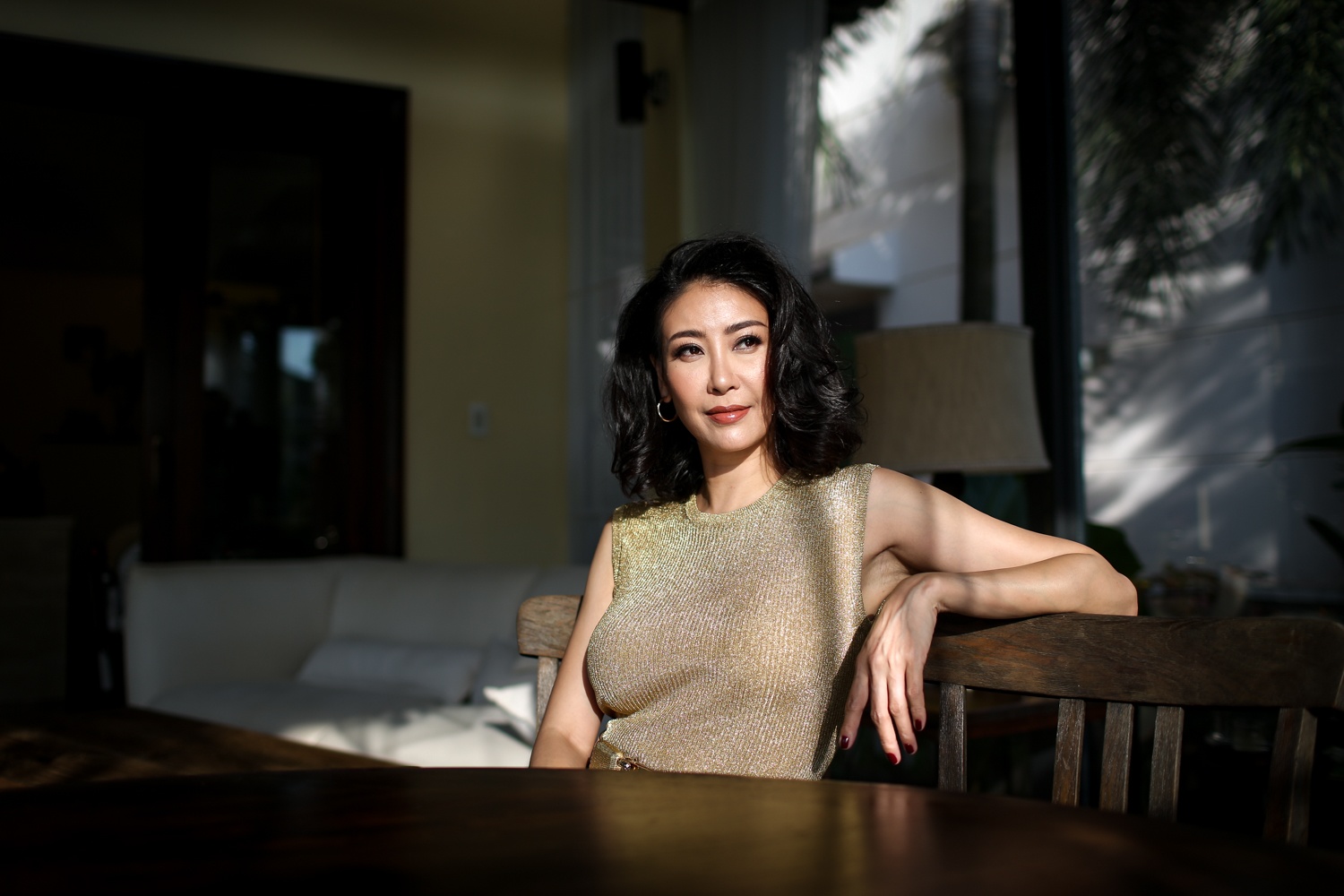 Ha Kieu Anh dong canh nong voi Chi Bao anh 2