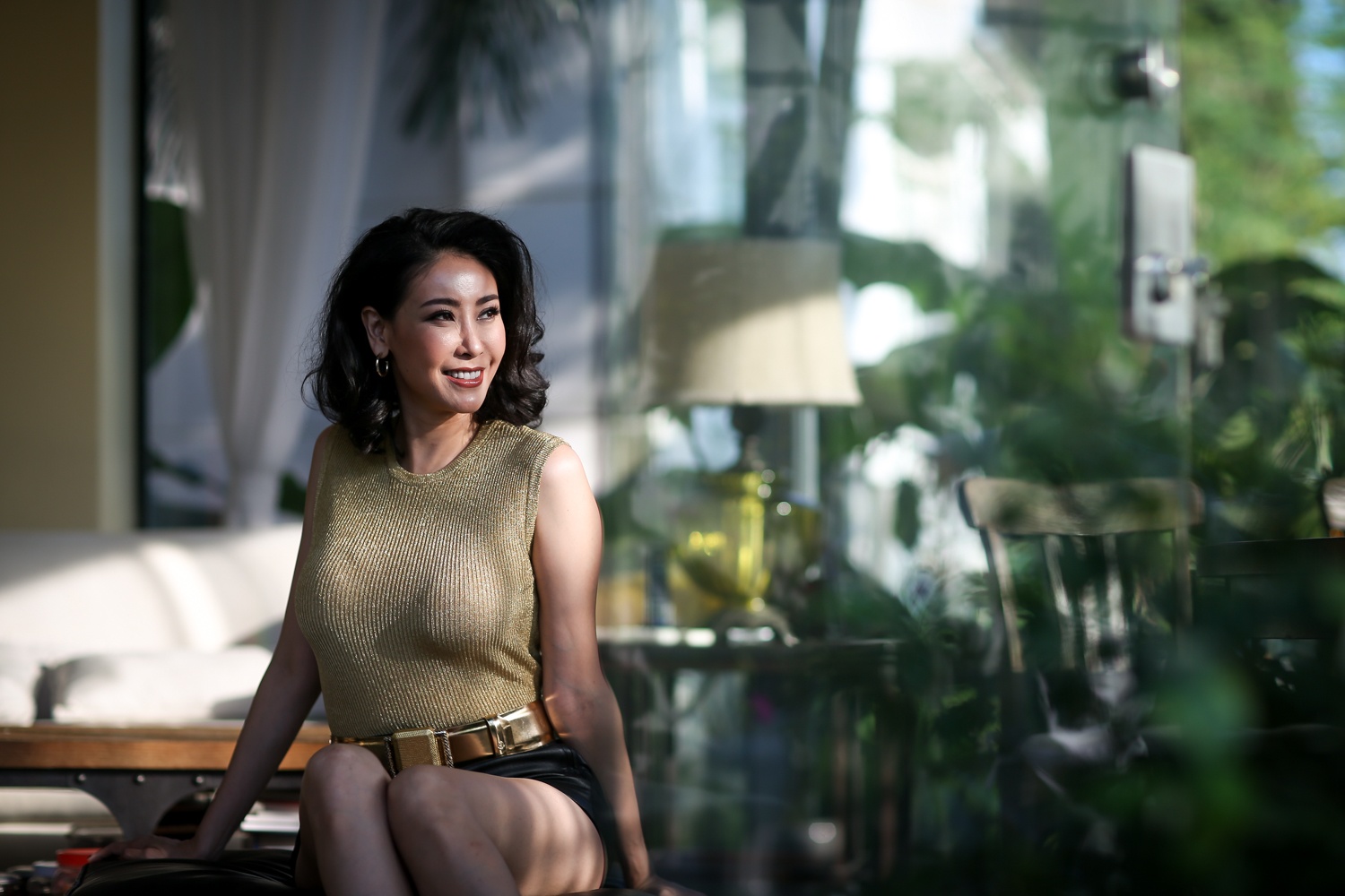 Ha Kieu Anh dong canh nong voi Chi Bao anh 1