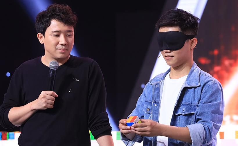 Anh ky su bit mat giai rubik khien Tran Thanh, Lai Van Sam bai phuc hinh anh