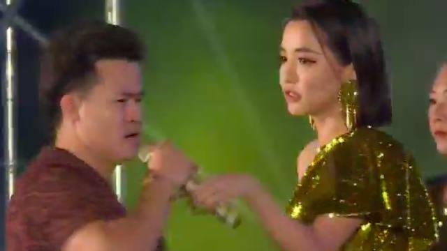 Man trinh dien khien Bich Phuong bi nghi hat nhep hinh anh