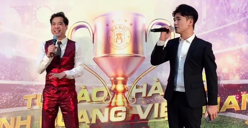 Con trai bau Hien va Ngoc Son hat 'Vang trang co don' hinh anh