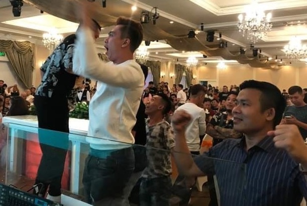 Ho Viet Trung, Cat Phuong va dan sao bo an tiec khi Tien Linh ghi ban hinh anh