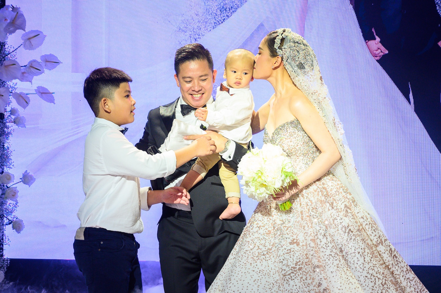 Giang Hong Ngoc va chong hon say dam truoc hai con trong le cuoi hinh anh