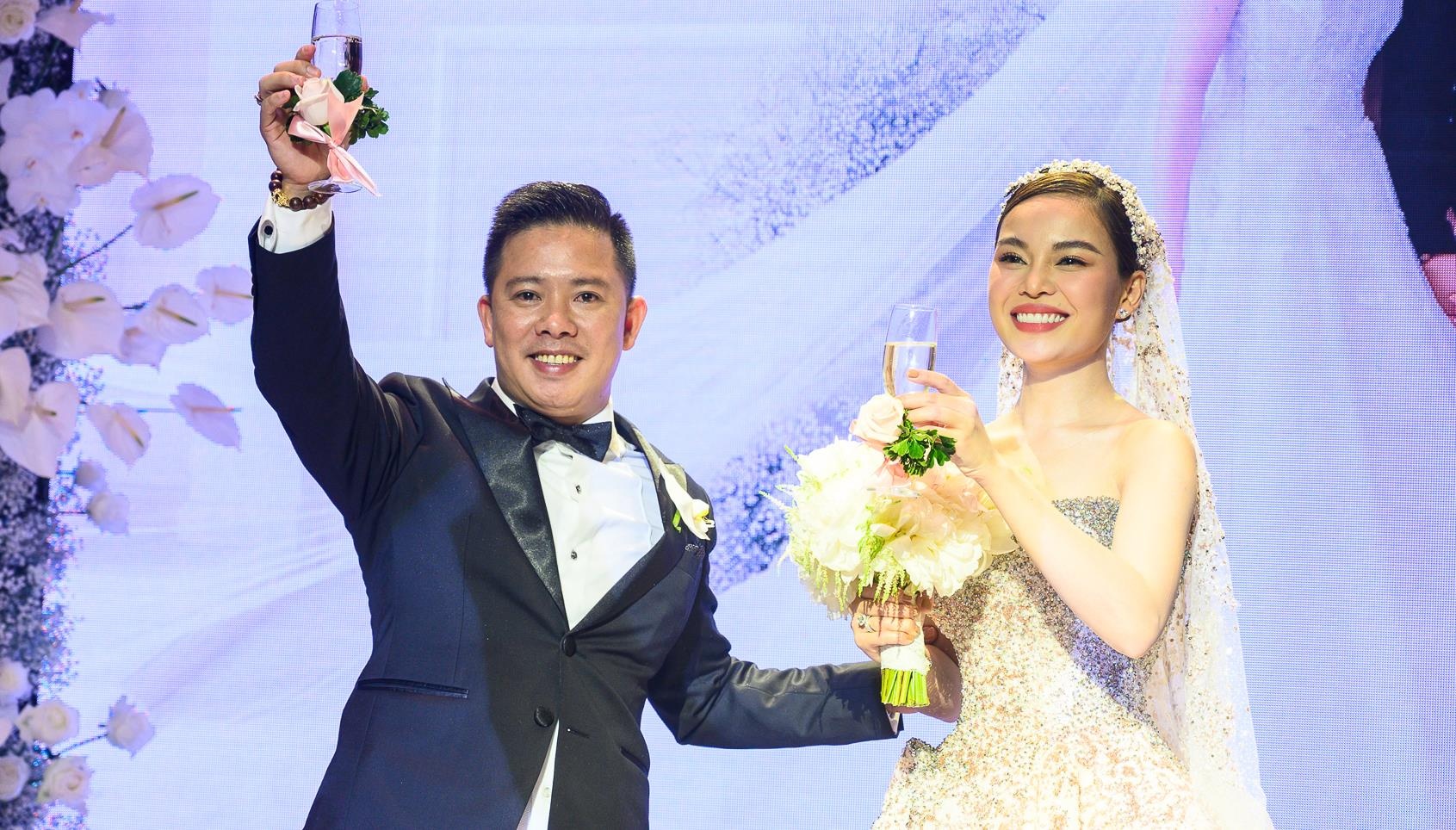 Giang Hong Ngoc va chong hat 'Tinh doi' o hon le hinh anh