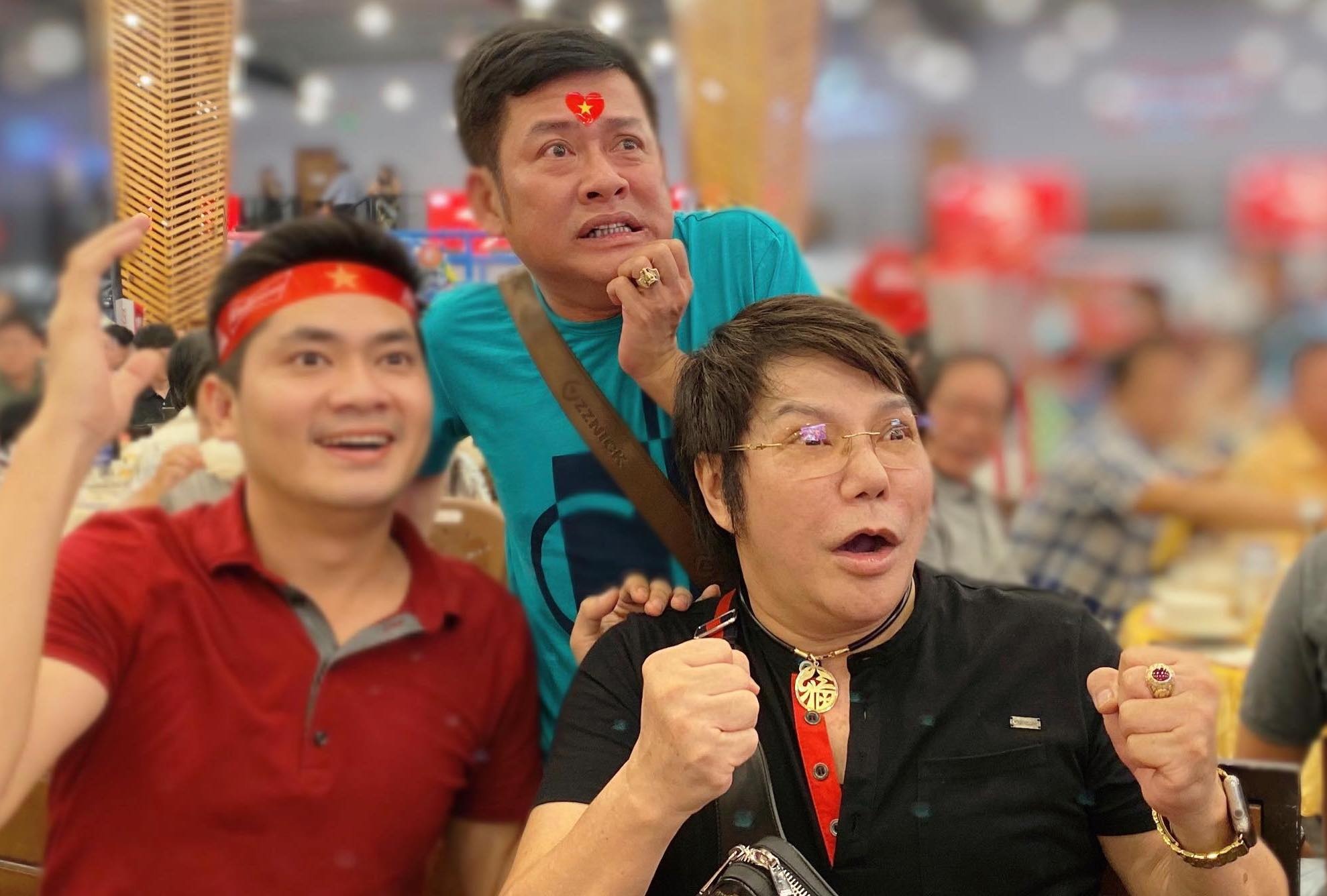 Mạc Văn Khoa cổ vũ đội tuyển ảnh 2 Mac Van Khoa co vu doi tuyen anh 2