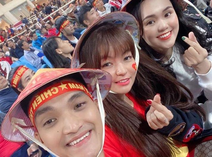 Mac Van Khoa ngoi ben nguoi yeu Duy Manh co vu doi tuyen Viet Nam hinh anh