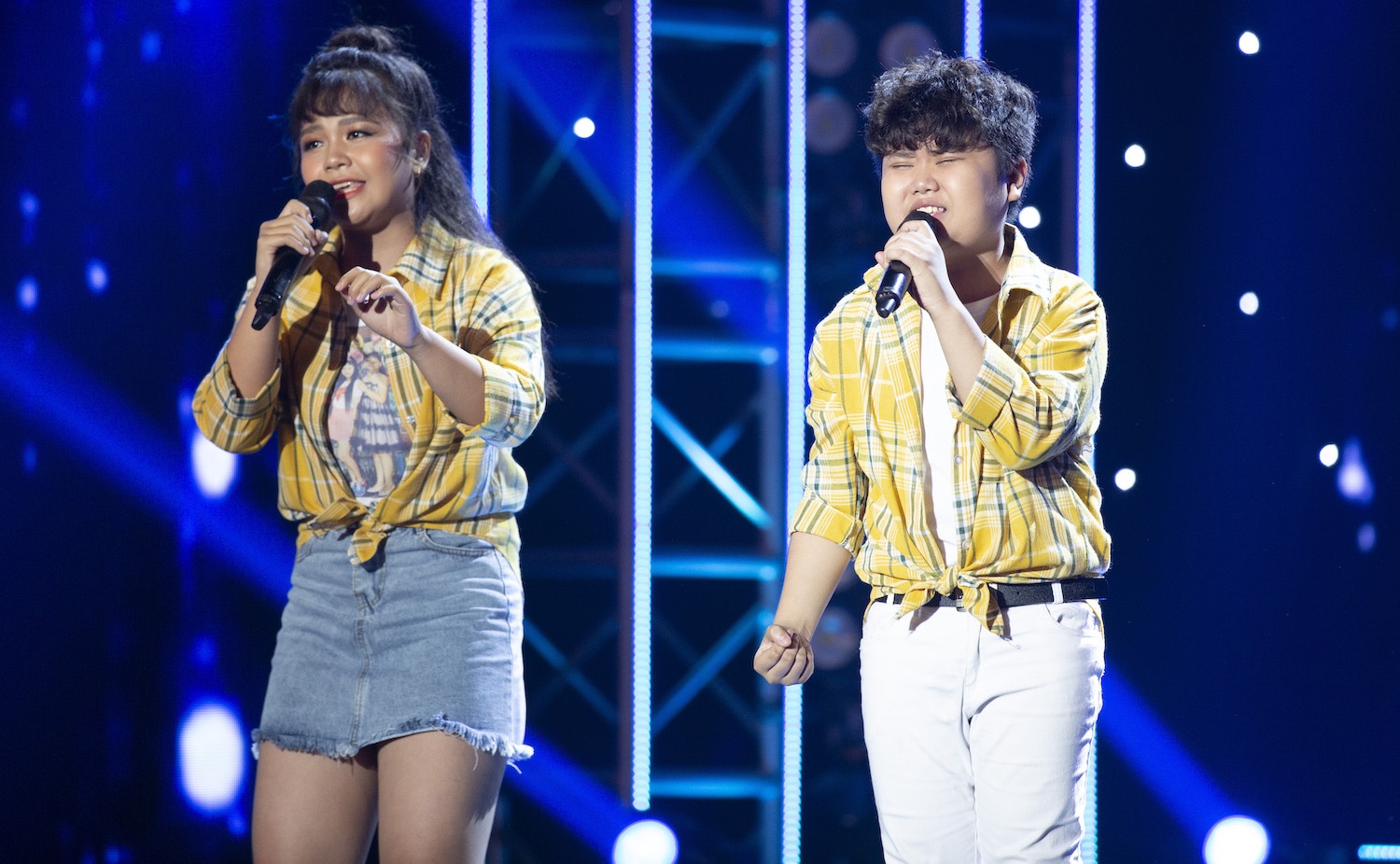 cậu bé Thị Mầu hát về mẹ xúc động ảnh 2 cau be Thi Mau hat ve me xuc dong anh 2