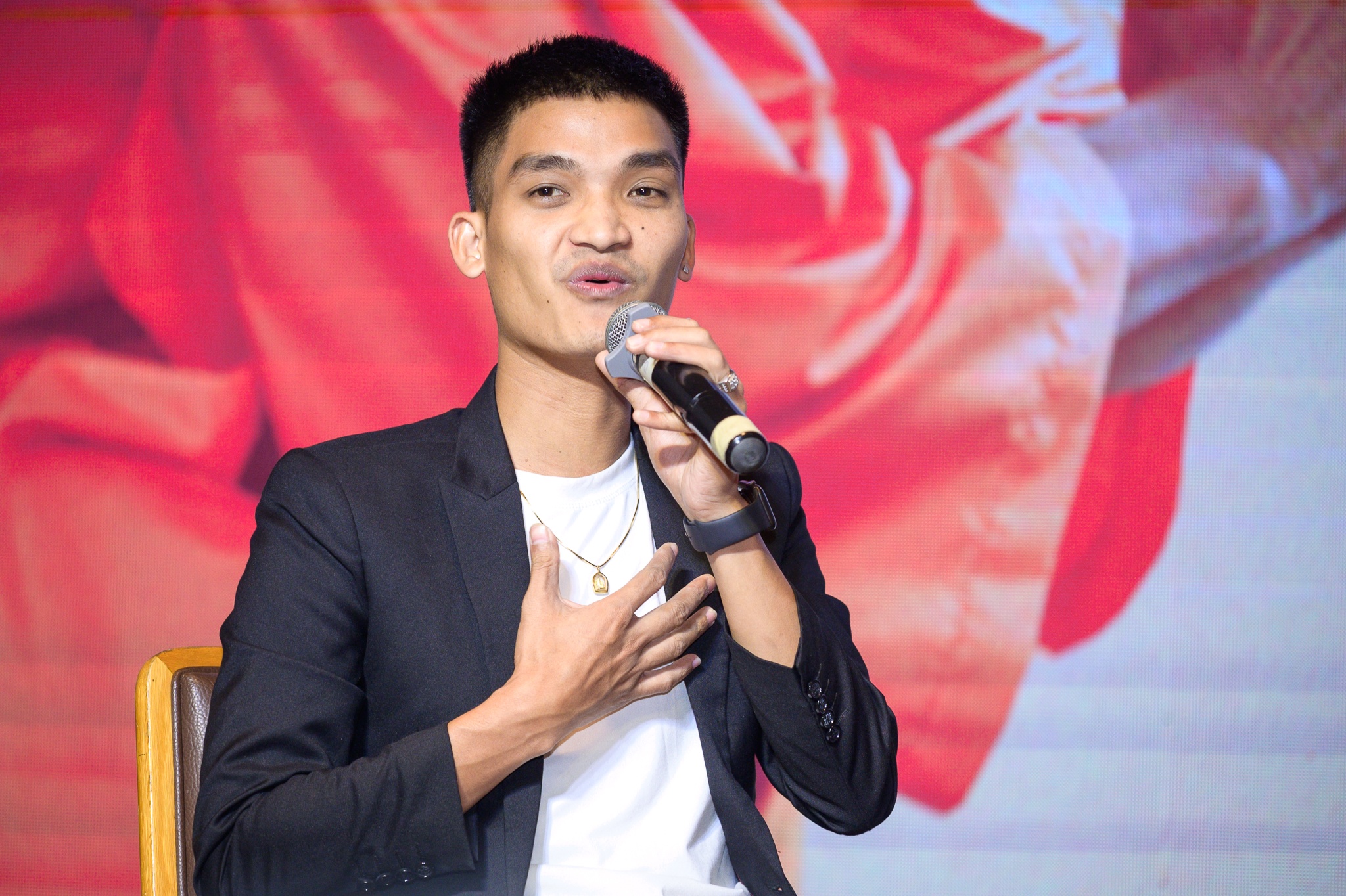 Mac Van Khoa va ban gai anh 3