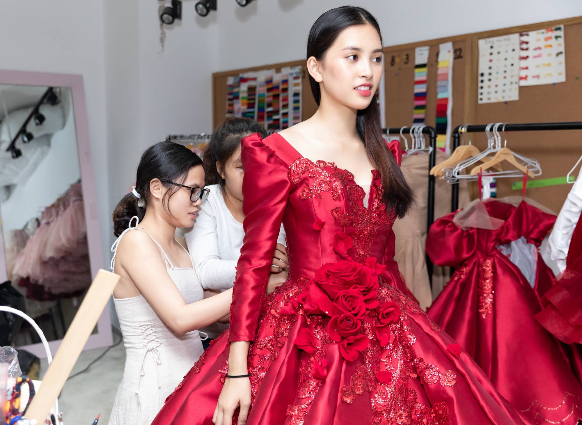 Hau truong buoi thu trang phuc cua Tieu Vy hinh anh