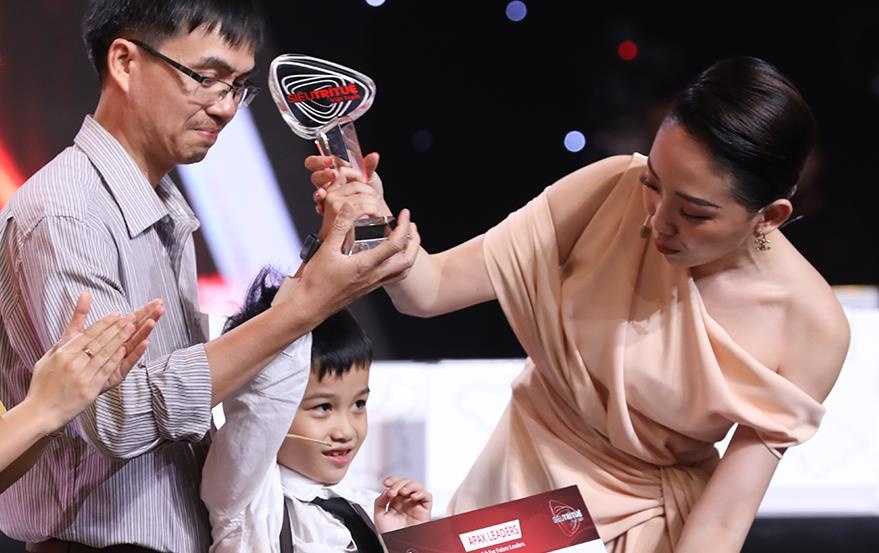 Cha than dong 7 tuoi ke nuoi con kho khan o Sieu tri tue Viet Nam hinh anh