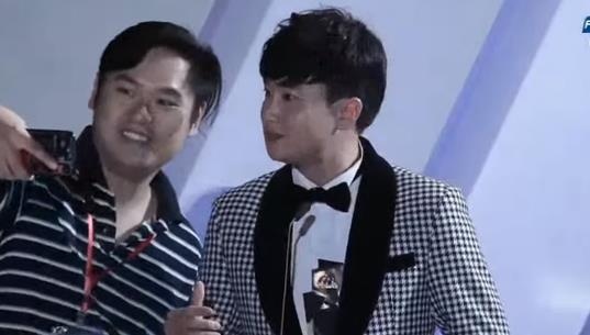 Khan gia lao len chup anh khi Quoc Truong dang nhan giai AAA hinh anh