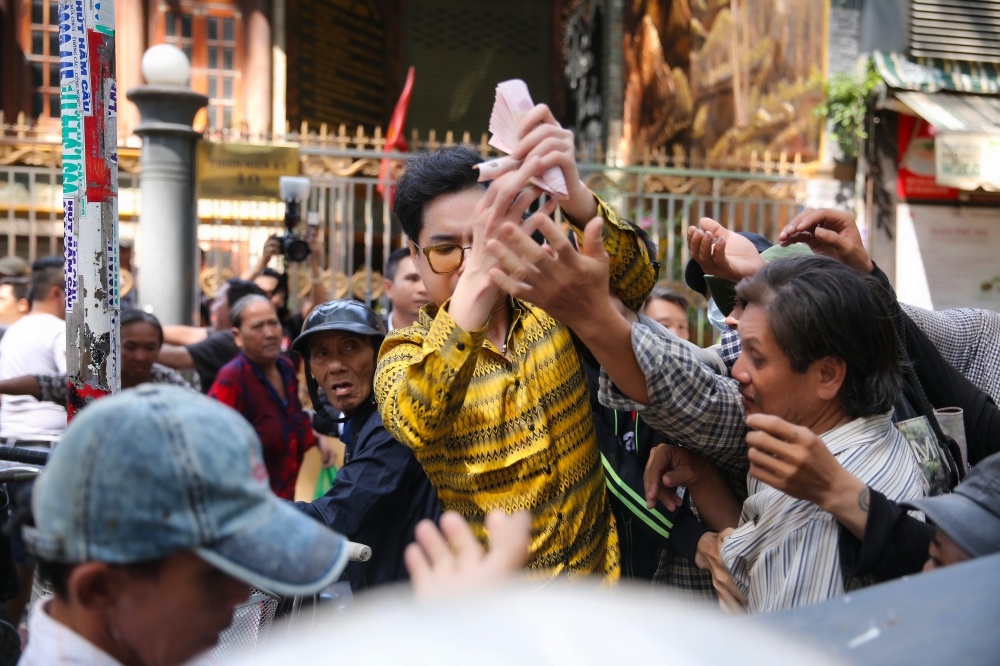 Doan nguoi chen lan khi Ngoc Son phat 10 tan gao va 100 trieu dong hinh anh