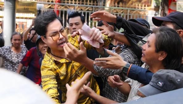 Nguoi dan nao loan khi Ngoc Son phat 10 tan gao va 100 trieu dong hinh anh