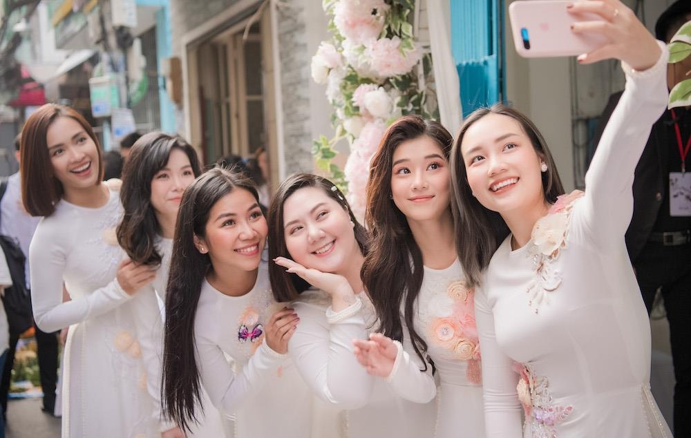 Khoanh khac vui nhon cua dan phu dau o le cuoi Hoang Oanh hinh anh