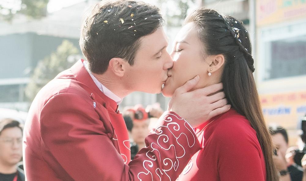 Chong Tay lien tuc hon Hoang Oanh o le ruoc dau hinh anh