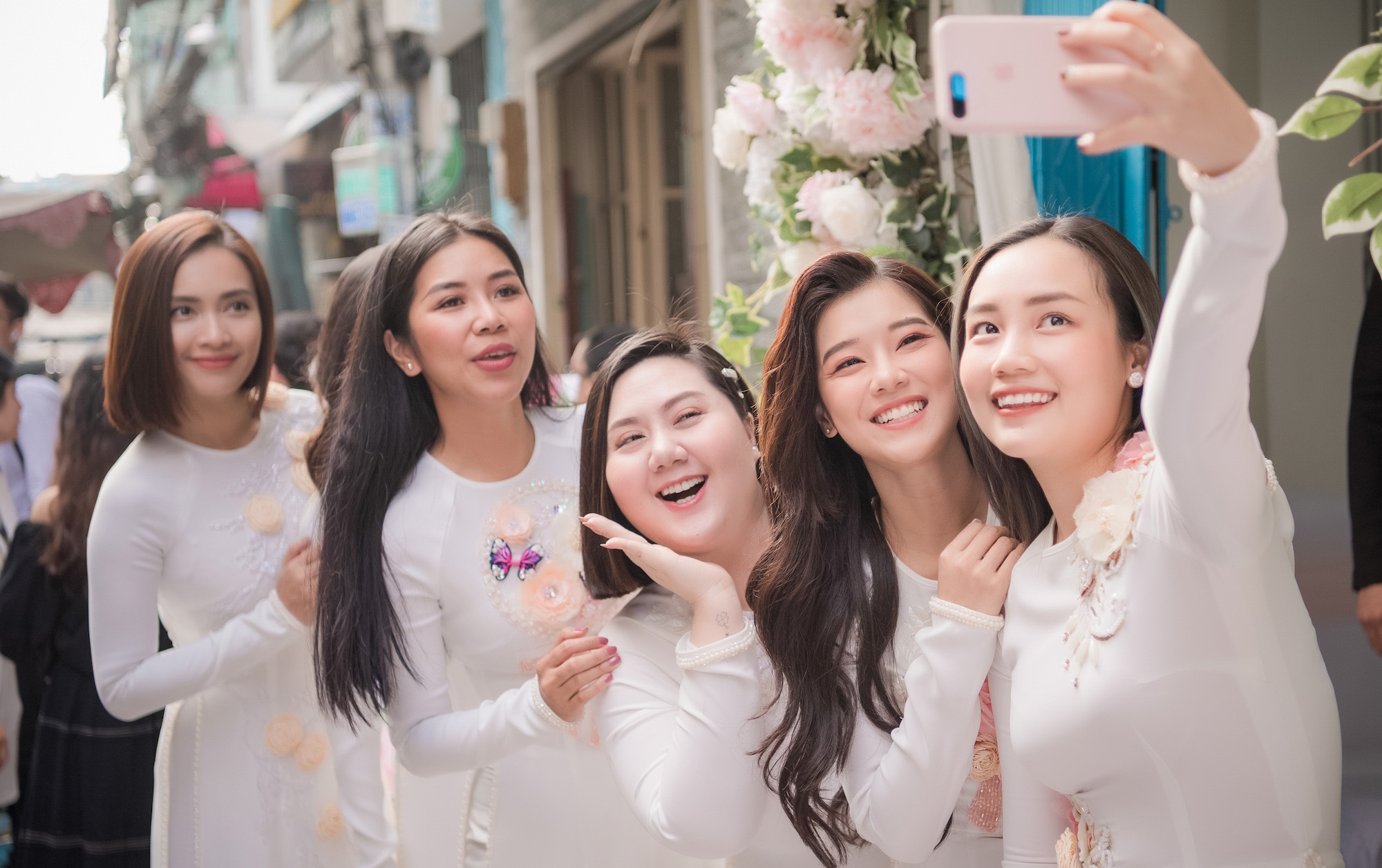 Hoang Yen Chibi, Ai Phuong lam phu dau o le cuoi Hoang Oanh hinh anh