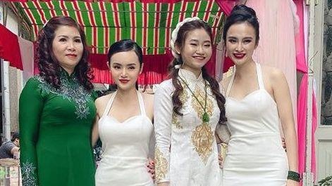 Angela Phuong Trinh mac do doi voi em gai khi du tiec cuoi hinh anh