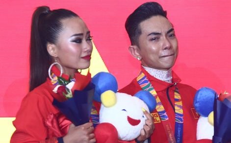 Phan Hien bat khoc khi nhan HCV tai SEA Games hinh anh