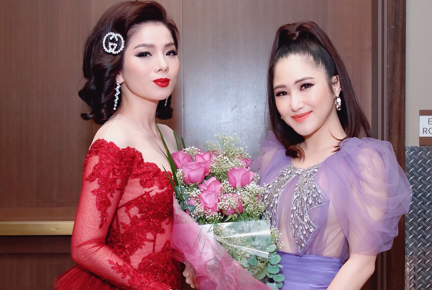 Hương Tràm mặc đầm xuyên thấu đi xem show ảnh 2 Huong Tram mac dam xuyen thau di xem show anh 2