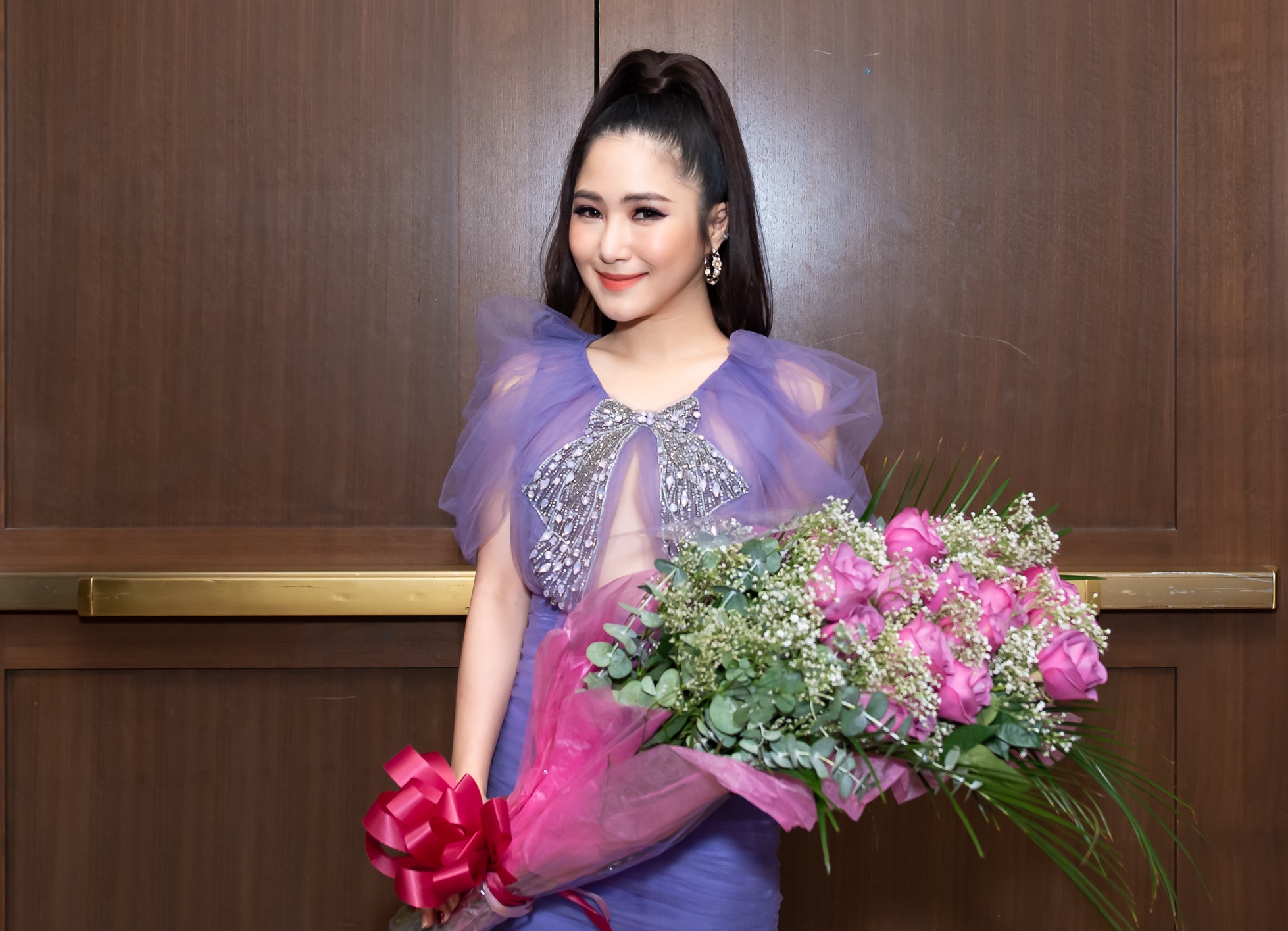 Hương Tràm mặc đầm xuyên thấu đi xem show ảnh 1 Huong Tram mac dam xuyen thau di xem show anh 1