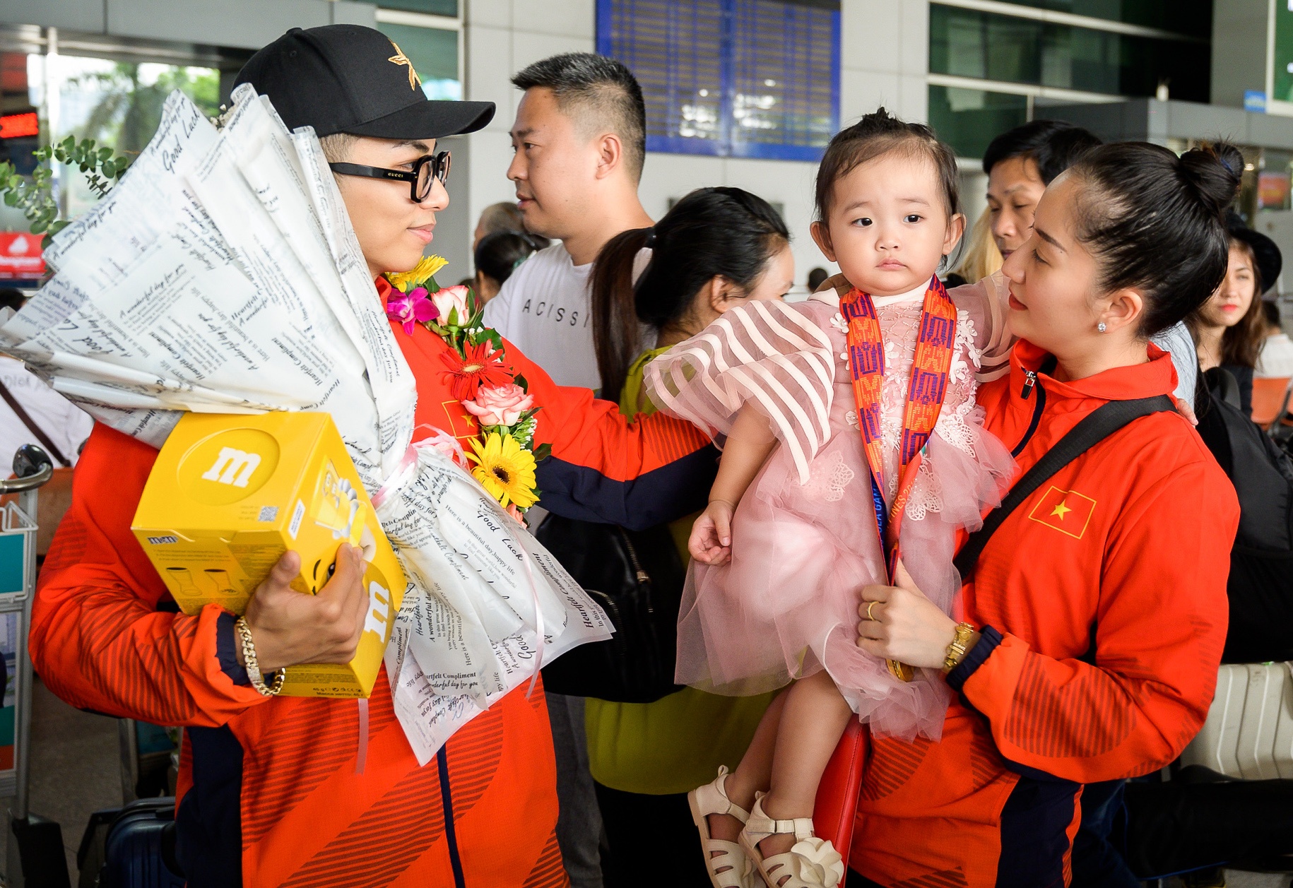 Khanh Thi, Phan Hien ve nuoc sau khi doat HCV SEA Games hinh anh