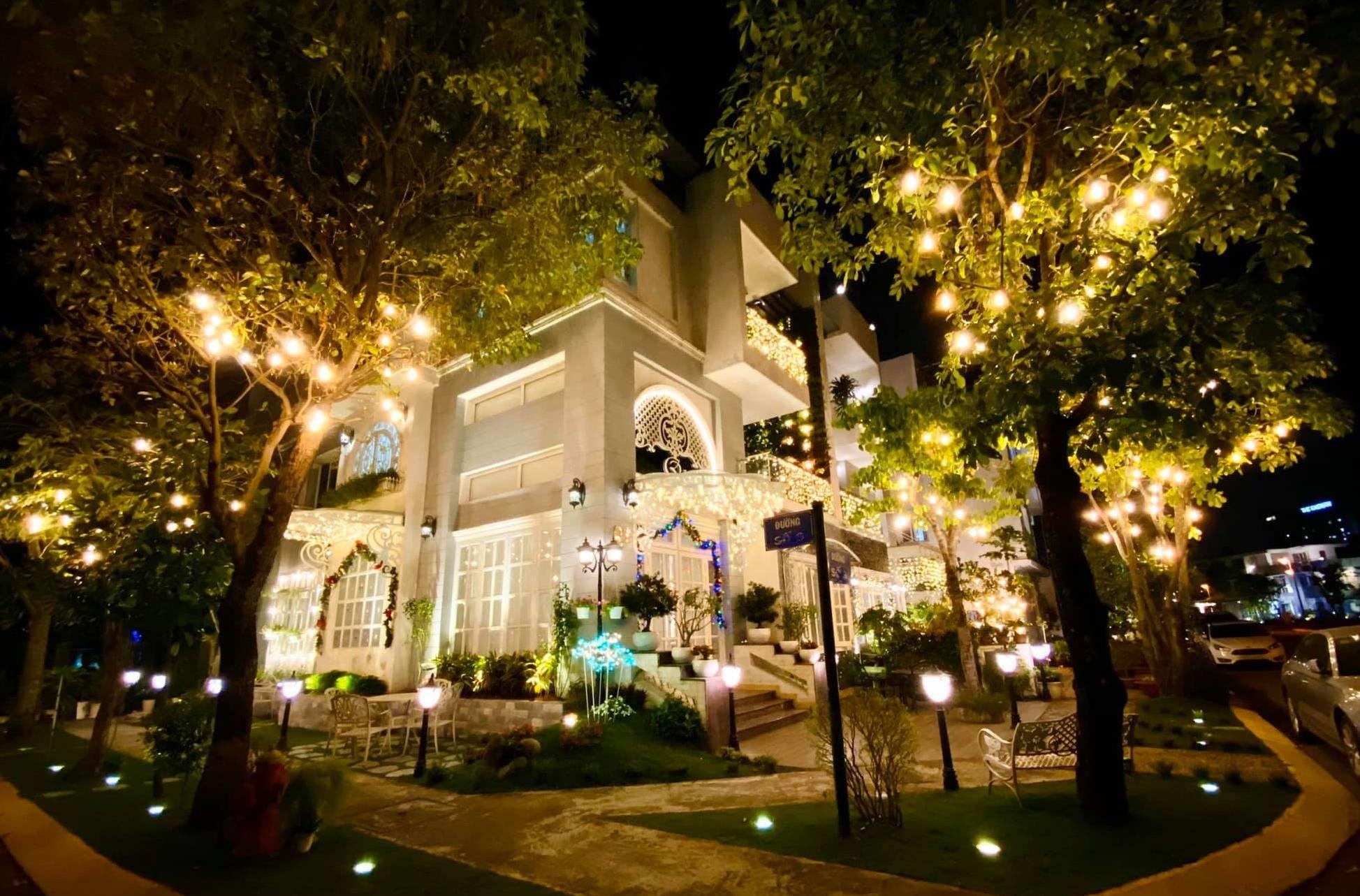 Biet thu moi cua vo chong Thuy Hanh - Minh Khang hinh anh