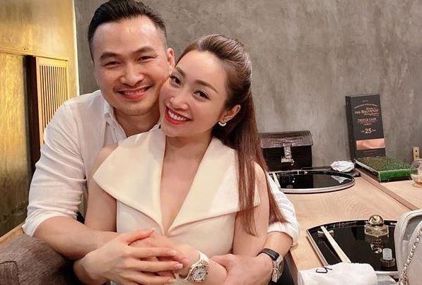 Chi Bao hanh phuc ben ban gai kem 16 tuoi hinh anh