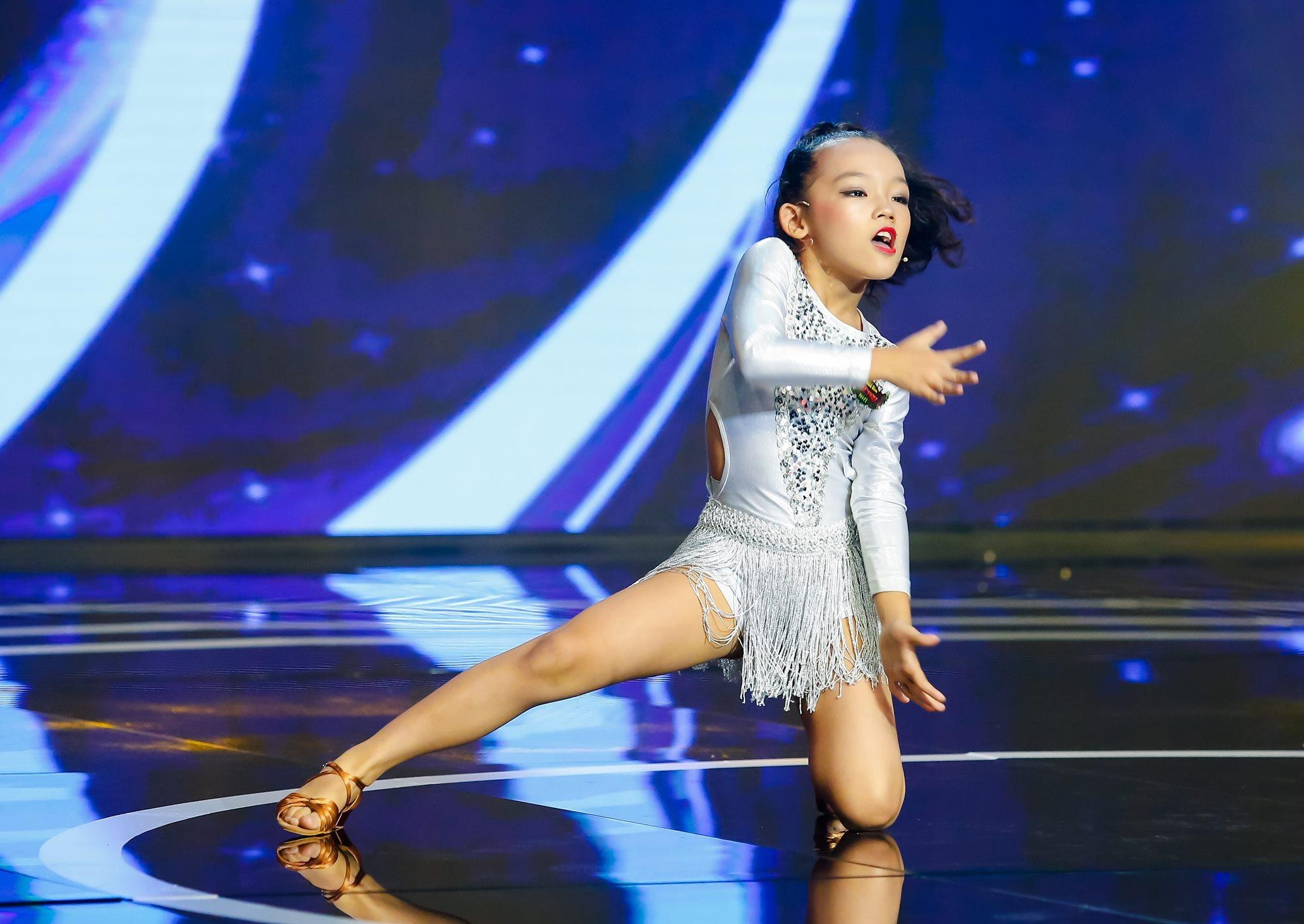 Vu cong nhi ke bi me danh bam tim nguoi de ep hoc vu dao hinh anh