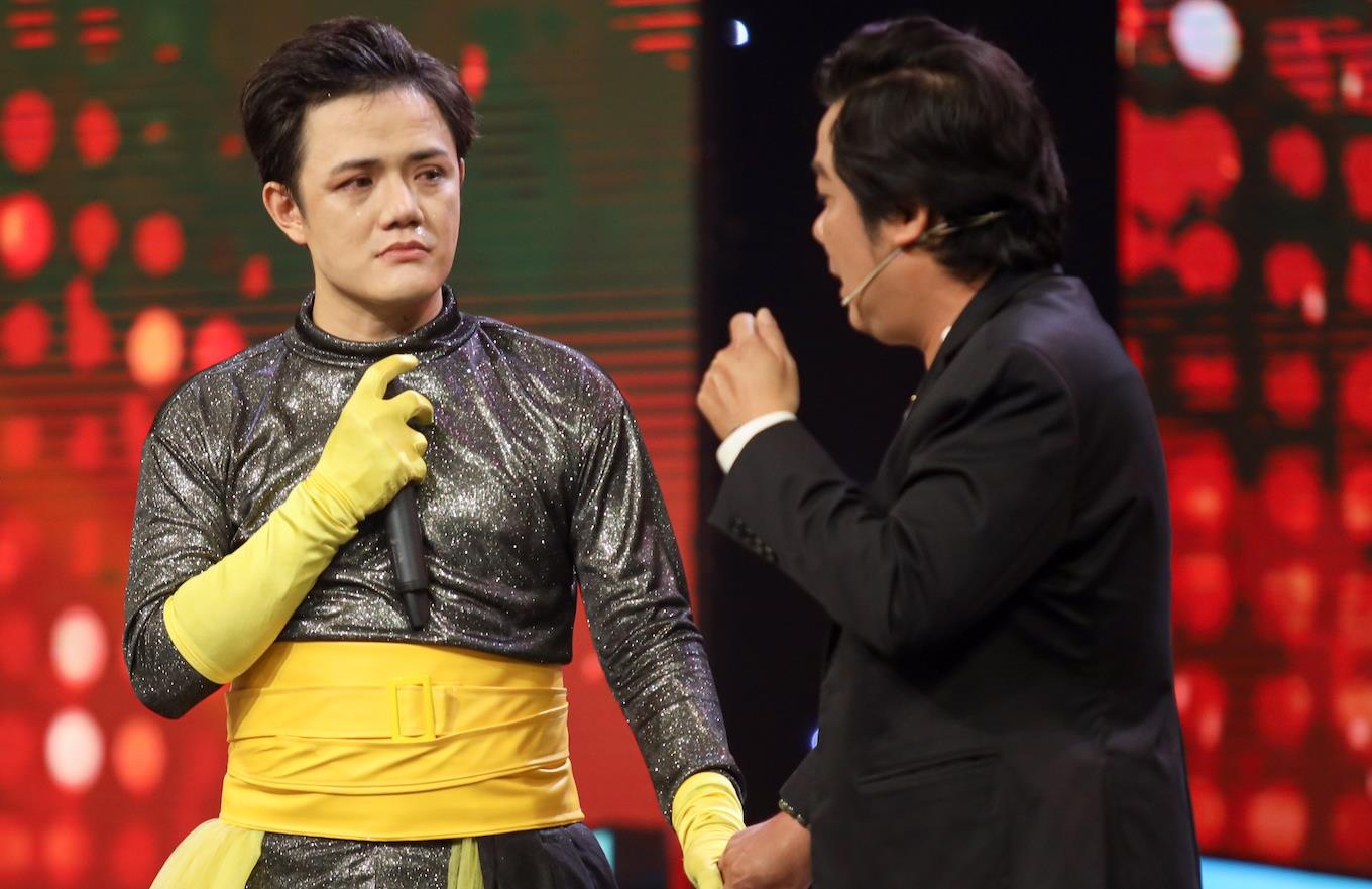 Bien dao mua Viet khoc cong khai gioi tinh tren song truyen hinh hinh anh