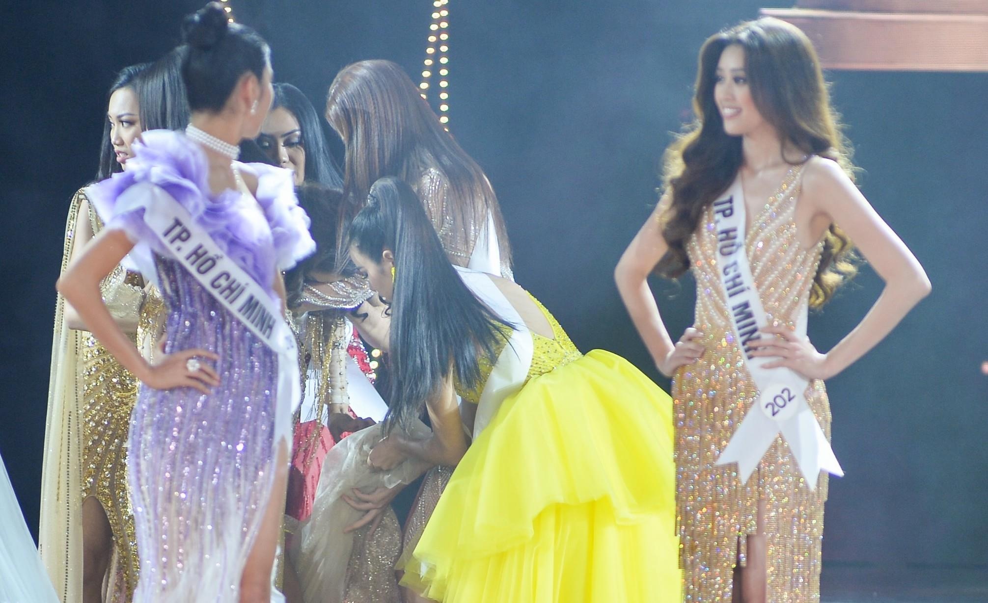 Huong Ly bi nga vi choang, khong the nhan giai o Hoa hau Hoan vu 2019 hinh anh