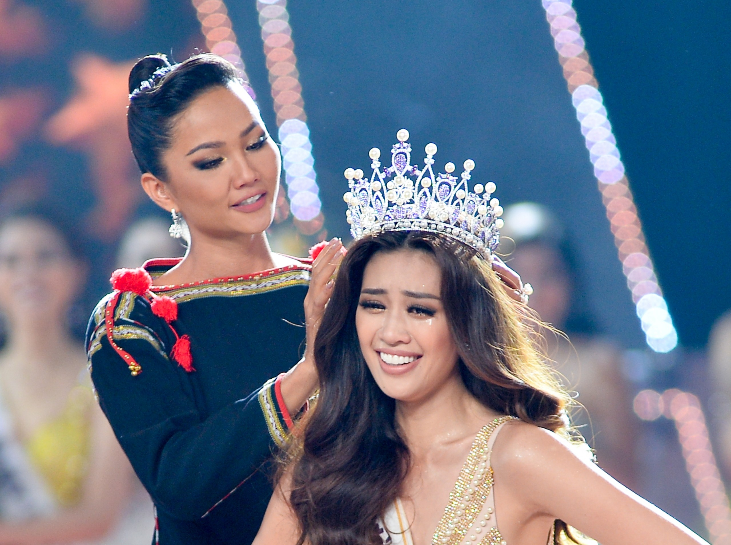 Hoa hau Khanh Van khoc anh 1