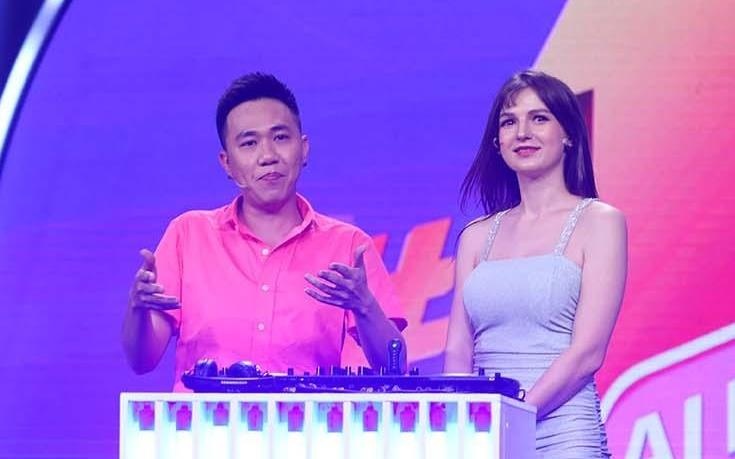 Anh Duc tan tinh nu DJ ngoai quoc tren song truyen hinh hinh anh