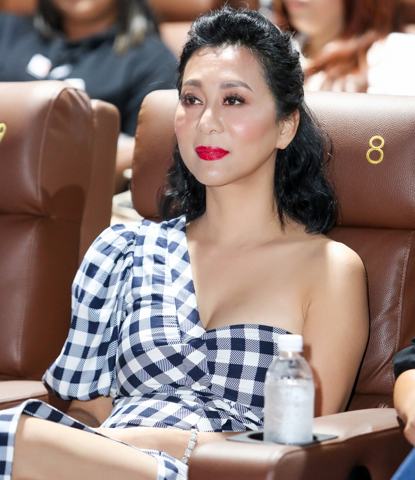 Thanh Ha MV con song con yeu anh 4